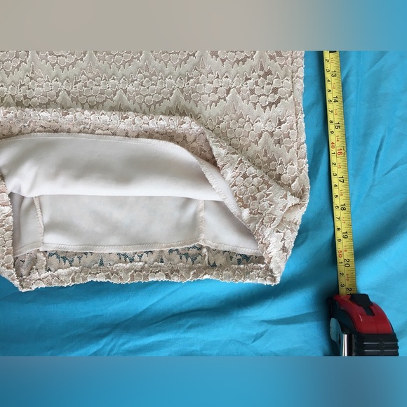 EUC E.C. Designs light gold/cream lace overlay top with metallic accents. - Picture 5 of 5